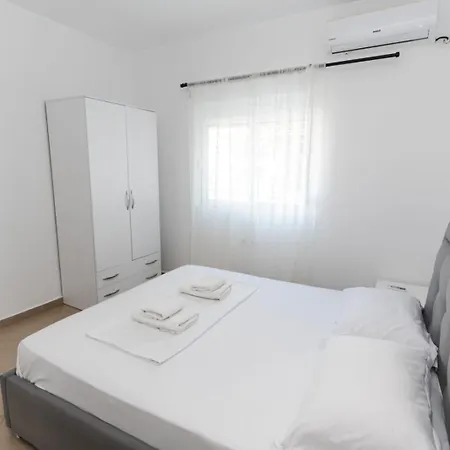 Apartament Mucobega 4 *